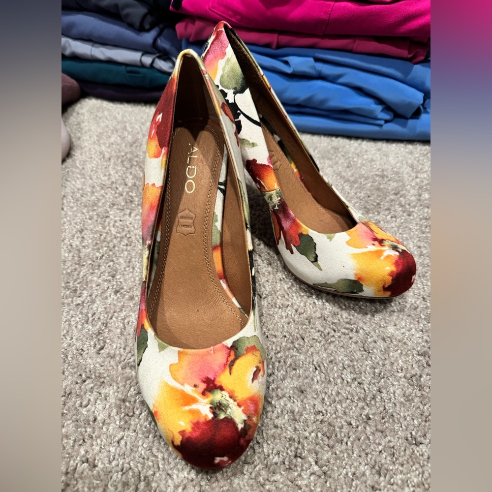 👠 ALDO Floral Print Pumps Heels in Ivory with Orange, Red/Pink and Green Accents